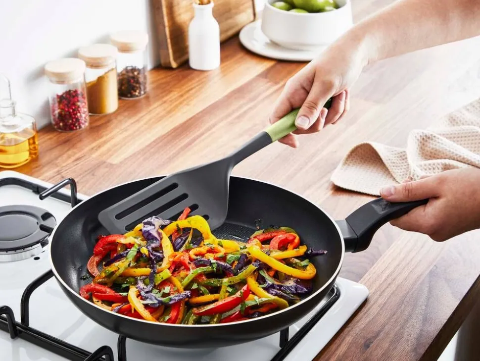Tefal paistolasta leikkuureunalla Essential 2in1