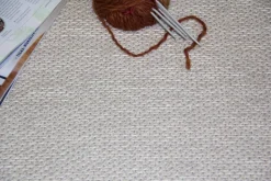 VM-Carpet Aho 72 beige, kapea pellavakantti 133*200 cm