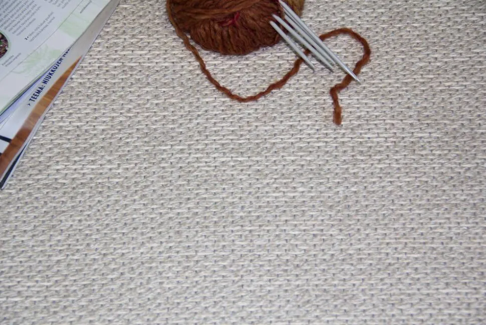 VM-Carpet Aho 72 beige, kapea pellavakantti Ø 200 cm